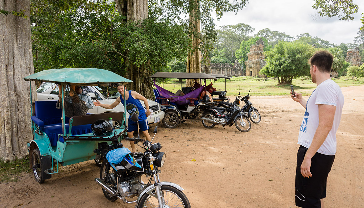 Bond, Angkor Wat